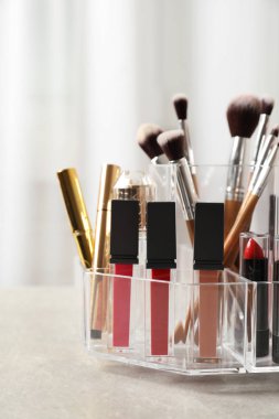 Ruj sahibi farklı makyaj ürünlerinde de masada kapalı