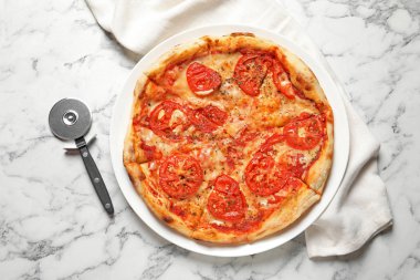 Sıcak peynir pizza Margherita mermer tablo, üstten görünüm