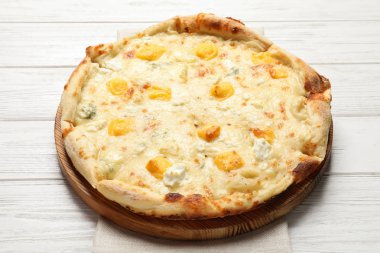 Beyaz ahşap zemin üzerinde sıcak peynirli pizza Margherita