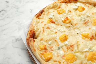 Sıcak peynir pizza Margherita mermer tablo, portre