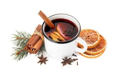 Beyaz arka plan üzerinde mulled şarap, tarçın, portakal ve köknar dalı kupa ile kompozisyon