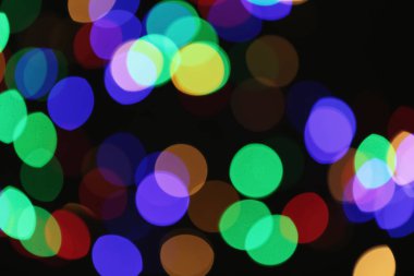 Güzel renkli ışık koyu arka plan yok. Bokeh etkisi