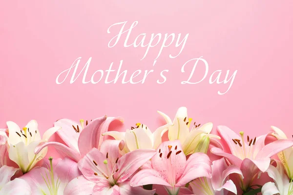Schöne Lilienblüten Und Text Glücklicher Muttertag Auf Rosa Hintergrund Draufsicht — Stockfoto