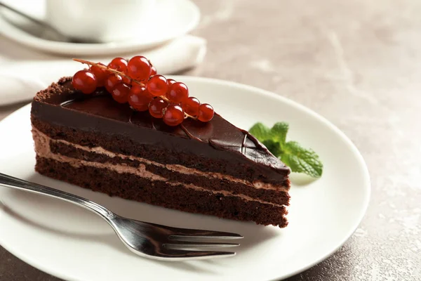 초콜릿 케이크와 테이블에 포크의 슬라이스 — 스톡 사진