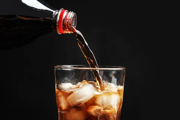 Ömlött Frissítő Cola Üveg Pohárba Jégkocka Fekete Háttér Vértes — Stock Fotó
