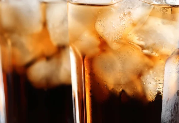 Vaso Sabrosa Cola Refrescante Con Cubitos Hielo Sobre Fondo Borroso — Foto de Stock