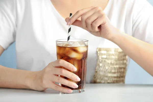 Mujer Con Vaso Sabrosa Cola Refrescante Mesa Vista Primer Plano — Foto de Stock