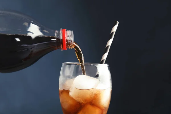 Verter Cola Refrescante Vidrio Con Cubitos Hielo Sobre Fondo Color — Foto de Stock