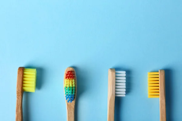 Διαφορετικές Οδοντόβουρτσες Και Χώρο Για Κείμενο Έγχρωμο Φόντο Top View — Φωτογραφία Αρχείου