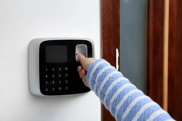 Mujer Escaneando Huellas Dactilares Sistema Alarma Interiores Primer Plano —  Fotos de Stock