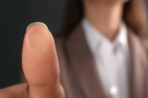 Affärskvinna Som Att Trycka Kontroll Glas Biometrisk Fingeravtrycksläsare Närbild Utrymme — Stockfoto