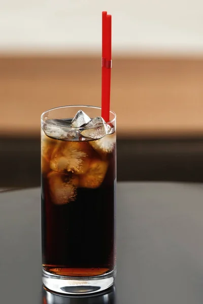 Ποτήρι Cola Πάγο Στο Τραπέζι Θολή Φόντο — Φωτογραφία Αρχείου