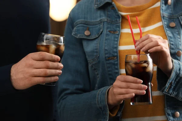 Pessoas Segurando Copos Cola Com Gelo Fundo Borrado Close — Fotografia de Stock