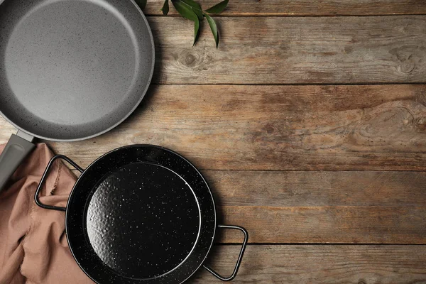 Plat Lag Samenstelling Met Schone Kookwaren Ruimte Voor Tekst Houten — Stockfoto