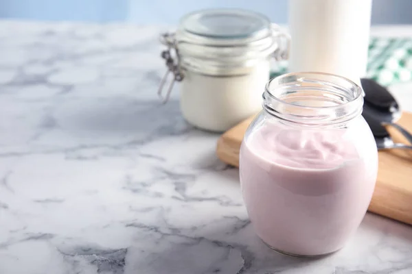 Botol Kaca Yogurt Segar Atas Meja Ruang Untuk Teks — Stok Foto