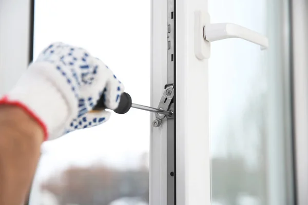 Trabajador Construcción Ajustando Ventana Instalada Con Destornillador Interiores Primer Plano — Foto de Stock