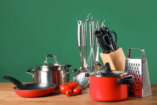 Set Van Schone Kookwaren Gebruiksvoorwerpen Tafel Tegen Een Achtergrond Met — Stockfoto