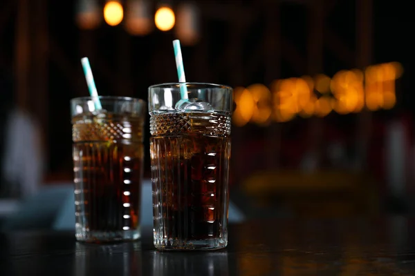 Óculos Com Cola Refrescante Cubos Gelo Mesa Dentro Casa Espaço — Fotografia de Stock