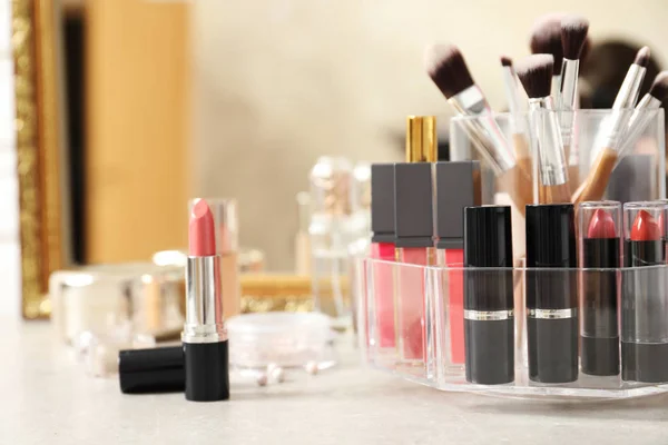 Lipstik Pemegang Dengan Produk Makeup Yang Berbeda Meja Ganti Dekat — Stok Foto