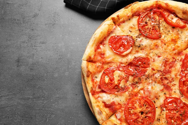 Pizza Queso Caliente Margherita Sobre Fondo Gris Vista Superior Espacio — Foto de Stock