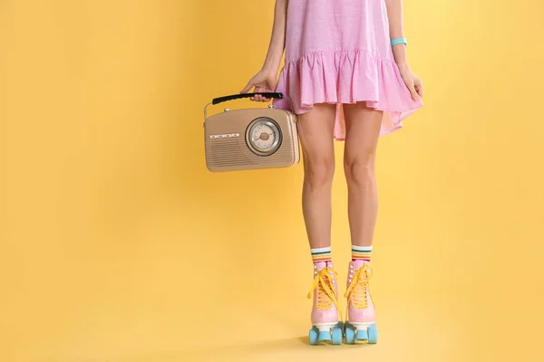 Mujer Joven Con Patines Radio Retro Sobre Fondo Color Primer — Foto de Stock