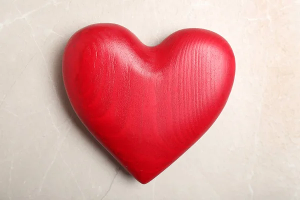 Rotes Dekoratives Herz Als Symbol Der Liebe Auf Farbigem Hintergrund — Stockfoto