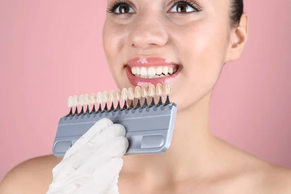 Tandläkaren Kontrollerar Ung Kvinnas Tänder Färg Närbild — Stockfoto