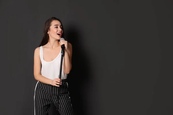 Genç Şık Kadın Koyu Arka Plan Üzerinde Mikrofon Şarkı Metin — Stok fotoğraf