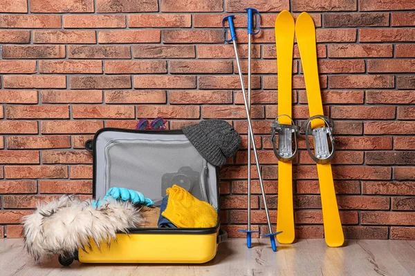 Resväska Med Kläder Kamera Och Skidor Golv Mot Vägg Vintersemester — Stockfoto