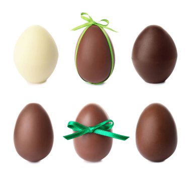 Beyaz zemin üzerine lezzetli çikolata Paskalya yumurtaları kümesi