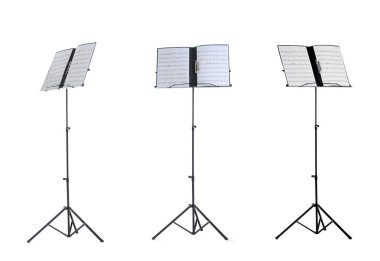 Beyaz arka plan üzerinde müzik standları Not sayfaları kümesi