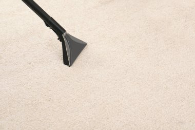 Elektrikli süpürge kapalı, closeup ile halı kir kaldırılıyor. Metin için yer