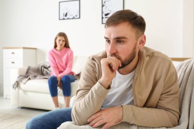 Genç çift bağımsız oturma odasında sonra birbirimizi görmezden. İlişki sorunları
