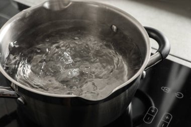 Mutfak, closeup elektrik su kaynar ile pota ocağı