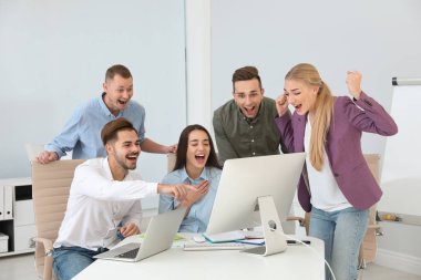 İşyerinde zaferini kutluyor office çalışan grubu
