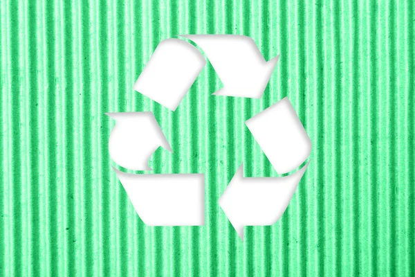 Símbolo Reciclagem Sobre Fundo Papelão Ondulado Verde — Fotografia de Stock