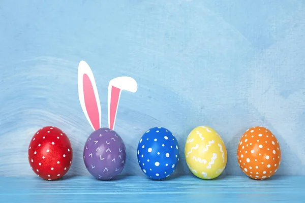 Zdobené Velikonoční Vajíčka Roztomilý Zajíček Uši Stole Barvu Pozadí Prostor — Stock fotografie