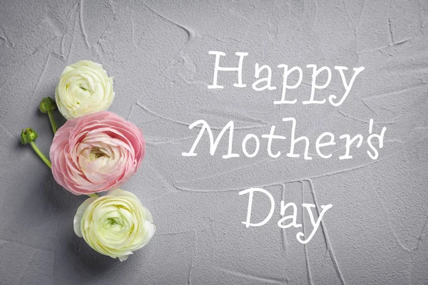 Hermosas Flores Ranúnculos Texto Feliz Día Madre Sobre Fondo Gris — Foto de Stock