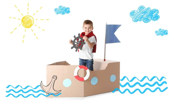 Симпатичний Маленький Хлопчик Грає Картонним Кораблем Морським Малюнком Білому Тлі — стокове фото