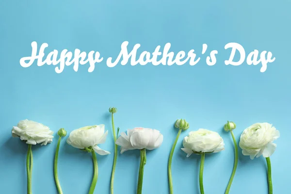 Hermosas Flores Ranúnculos Texto Feliz Día Madre Sobre Fondo Azul — Foto de Stock