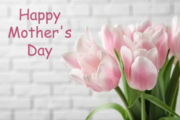 Schöne Tulpen Und Text Glücklicher Muttertag Vor Backsteinhintergrund Nahaufnahme — Stockfoto