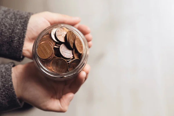 Mujer Sosteniendo Frasco Donación Con Monedas Sobre Fondo Claro Vista — Foto de Stock