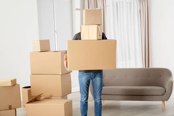 Mannen Med Flyttlådor Sitt Nya Hus — Stockfoto