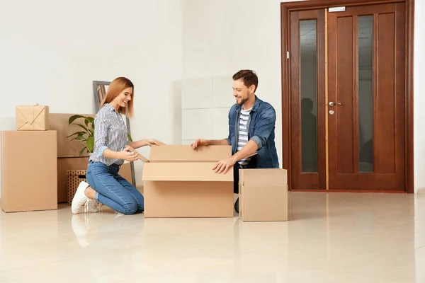 Lyckligt Par Uppackning Glidande Låda Deras Nya Hus — Stockfoto
