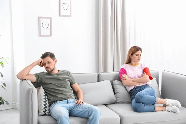 Casal Ignorando Outro Após Discussão Sala Estar Problemas Relacionamento — Fotografia de Stock