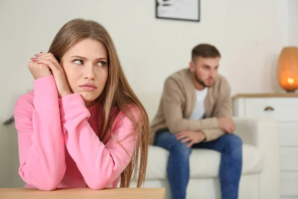 Casal Jovem Ignorando Outro Após Discussão Sala Estar Problemas Relacionamento — Fotografia de Stock