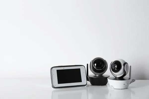 Moderne Cctv Überwachungskameras Und Monitor Auf Weißem Hintergrund Raum Für — Stockfoto