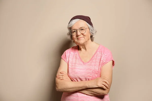 Portret Van Bejaarde Vrouw Kleur Achtergrond — Stockfoto