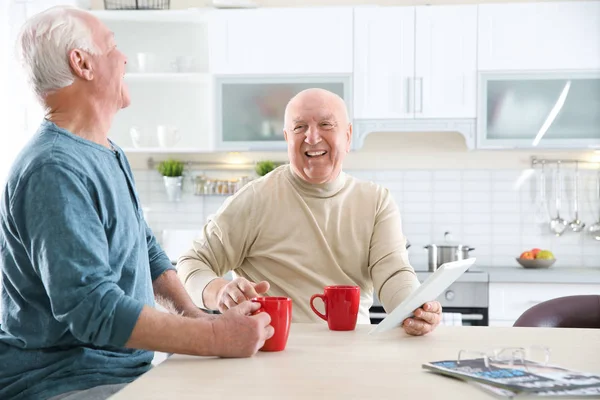 Oudere Mannen Met Behulp Van Tablet Aan Tafel Keuken — Stockfoto