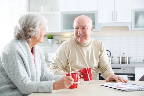 Oudere Mannen Met Behulp Van Tablet Aan Tafel Keuken — Stockfoto